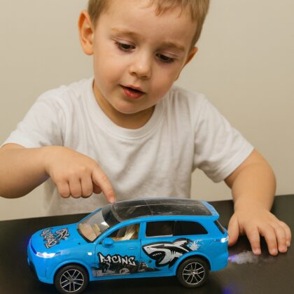 INTERAKTYVI MAŠINA SU GARSU IR ŠVIESOMIS