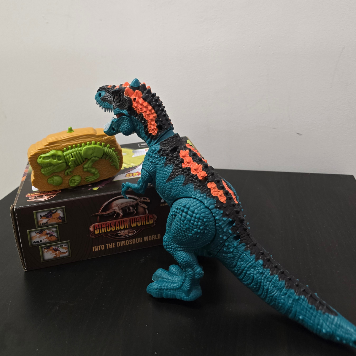 Nuotoliniu būdu valdomas interaktyvus dinozauras „NanYu“ (33 cm) su garų efektu - Image 6